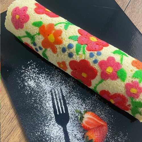 Erdbeer Biskuitroulade mit Blumenprint