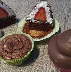 Schoggi Cupcake mit Baiserhaube und Erdbeere